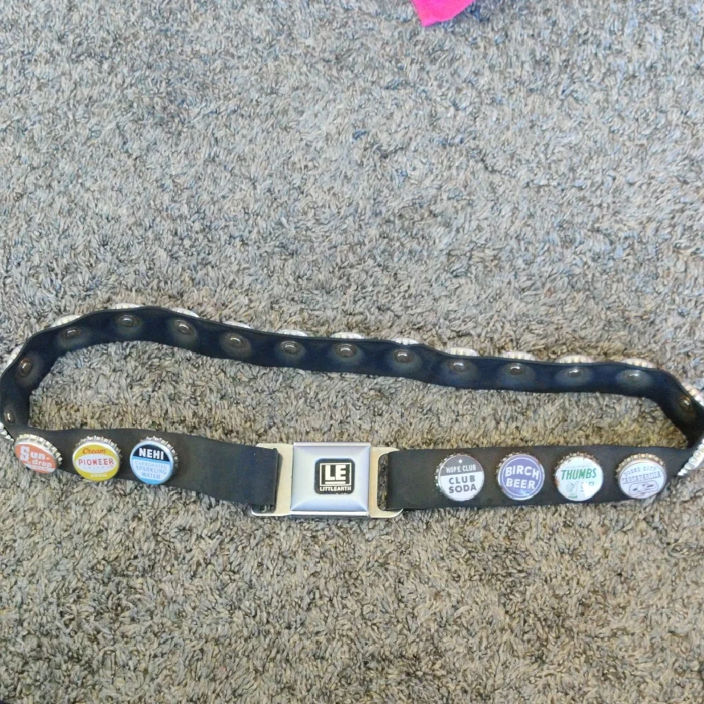 Little Earth Bottlecap Seatbelt Buckle Rubber Belt - Picture 1 of 4